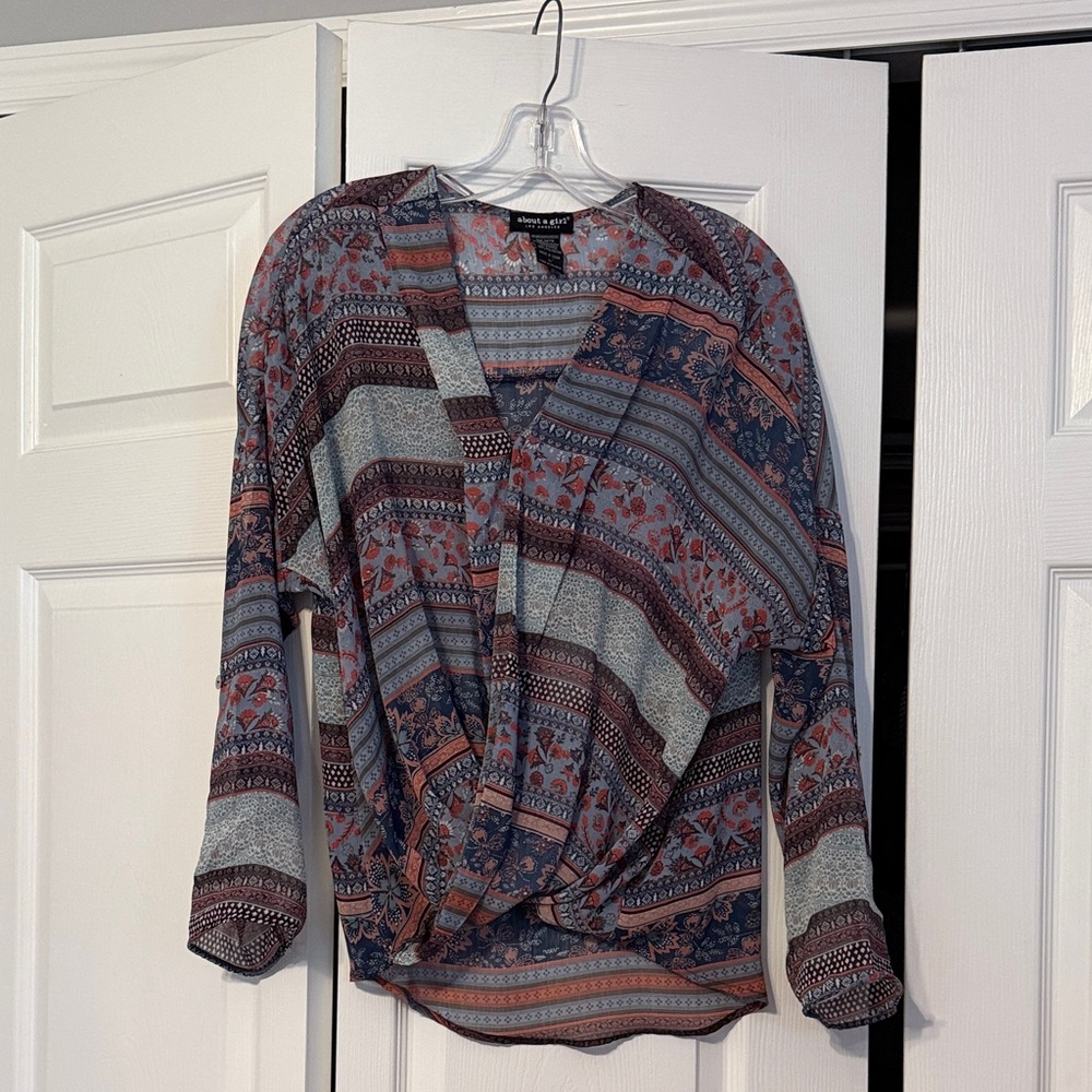 Blue and red blouse with adaptable sleeves